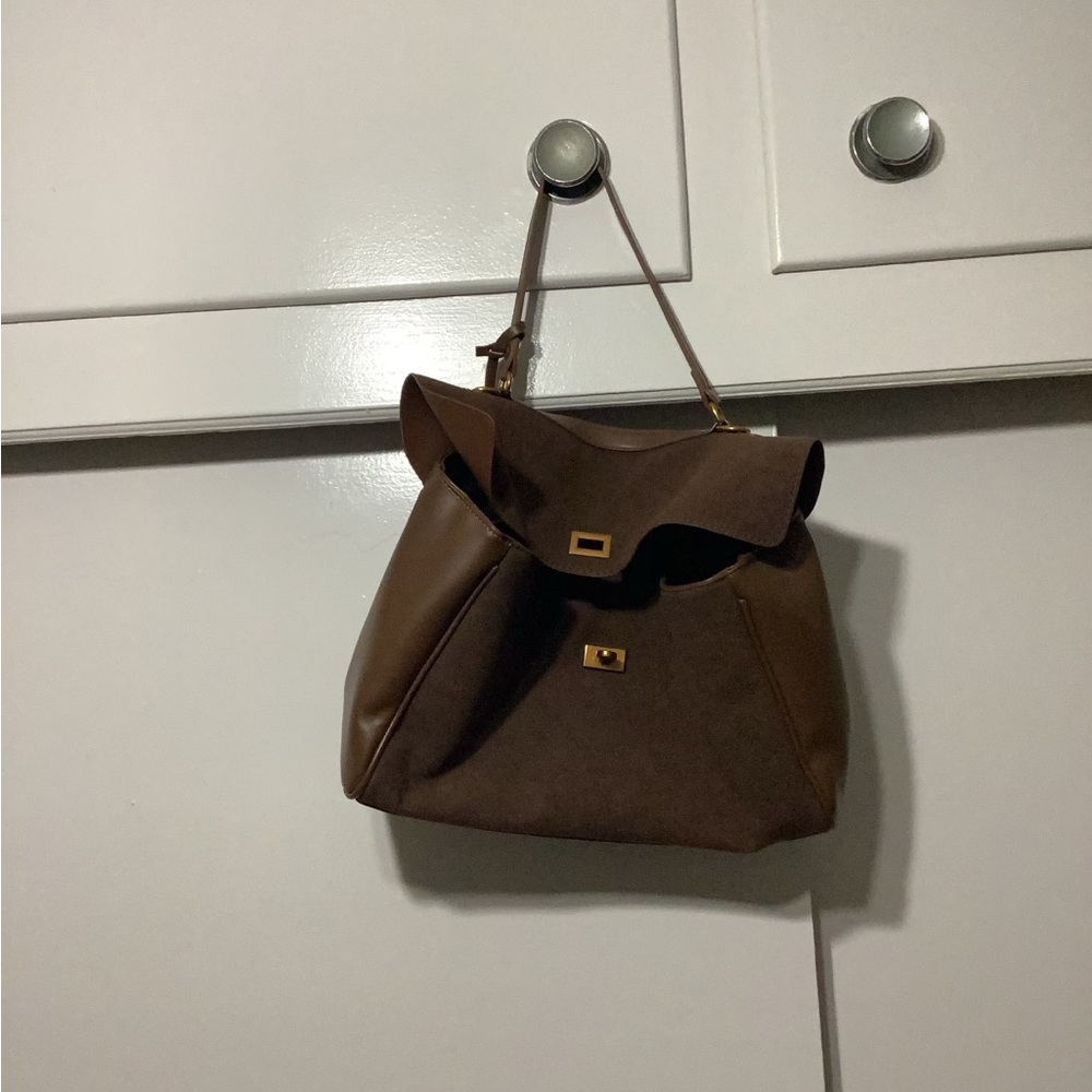 Trendy brown leather and suede handle bag